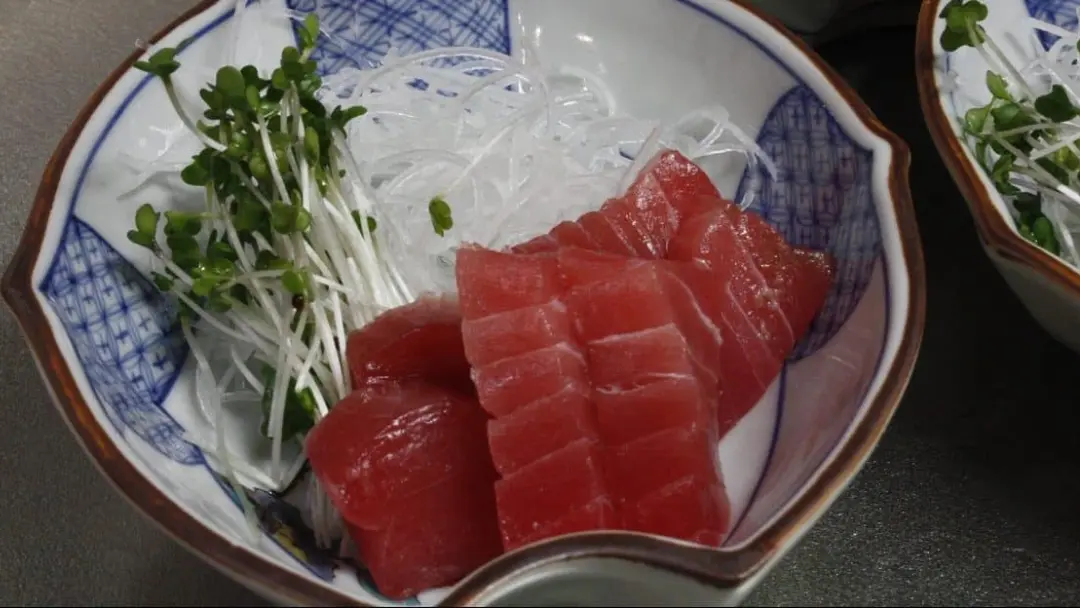 can cats eat raw tuna